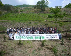 141名が参加して、約1,000本を植樹しました